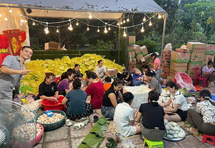 Nhóm chị Trang cùng nhau nấu cơm, luộc trứng, chuẩn bị các suất ăn cứu trợ bà con vùng ngập.