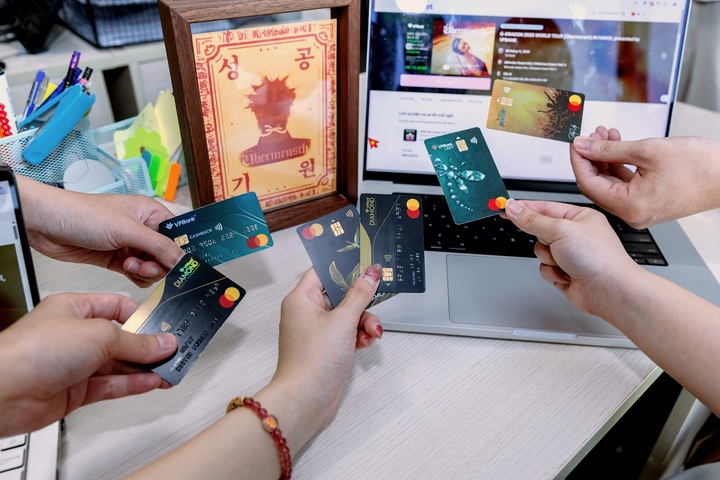 Fans bereiten die VPBank MasterCard für den Kampf um VPBank-Vorverkaufstickets für die Welttournee in Vietnam vor.