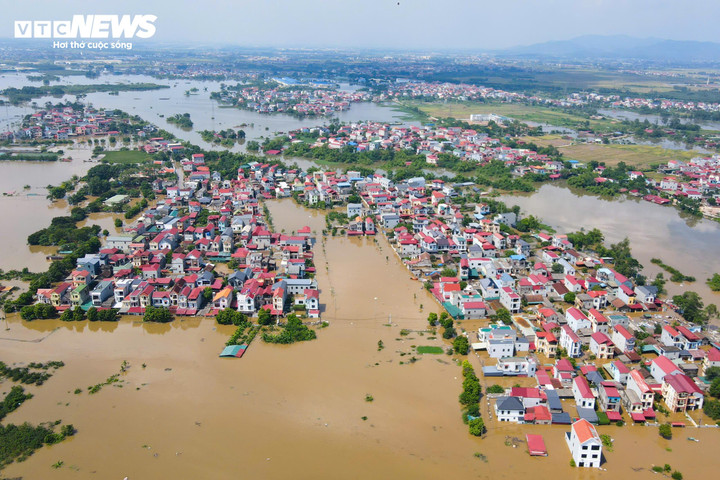 Toàn bộ thôn Kim Tiên, xã Thư Lâm chìm trong biển nước.