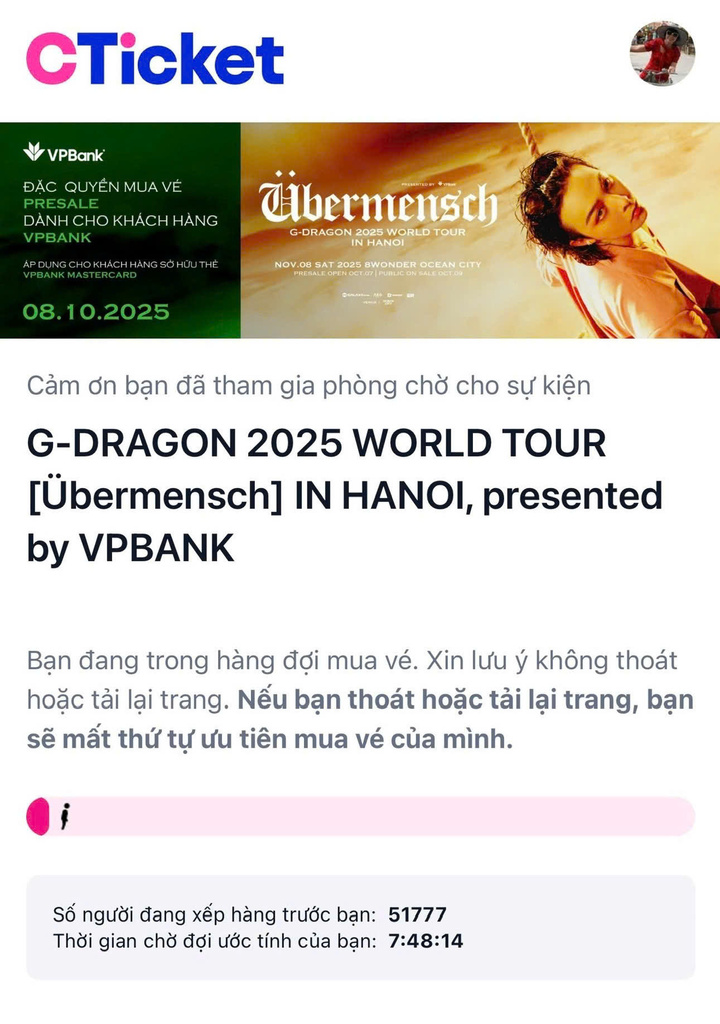 So viele Leute standen Schlange, um Tickets im Vorverkauf zu kaufen.