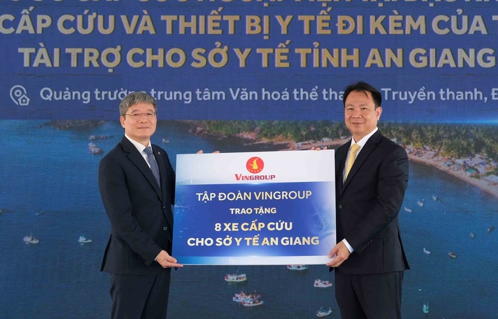 Đại diện Tập đoàn Vingroup trao bảng tượng trưng tặng xe cấp cứu và trang thiết bị y tế đi kèm cho đại diện lãnh đạo Sở Y tế tỉnh.