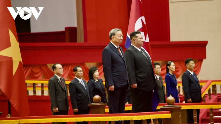 Tổng Bí thư Kim Jong-un chủ trì lễ đón trọng thể Tổng Bí thư Tô Lâm tại Cung Thể thao ở Thủ đô Bình Nhưỡng.