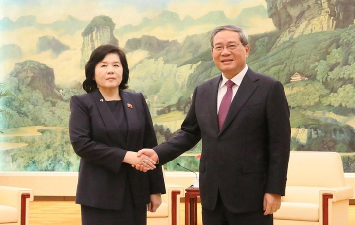 Thủ tướng Trung Quốc Lý Cường gặp Ngoại trưởng Triều Tiên Choe Son-hui ngày 30/9 tại Bắc Kinh. (Ảnh: Reuters)