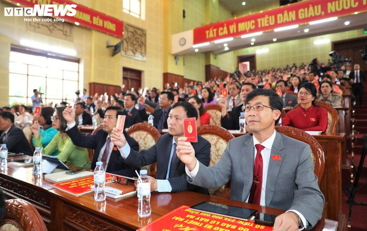 Đại biểu tại phiên trù bị Đại hội đại biểu Đảng bộ tỉnh Lâm Đồng lần thứ I, nhiệm kỳ 2025–2030 biểu quyết.