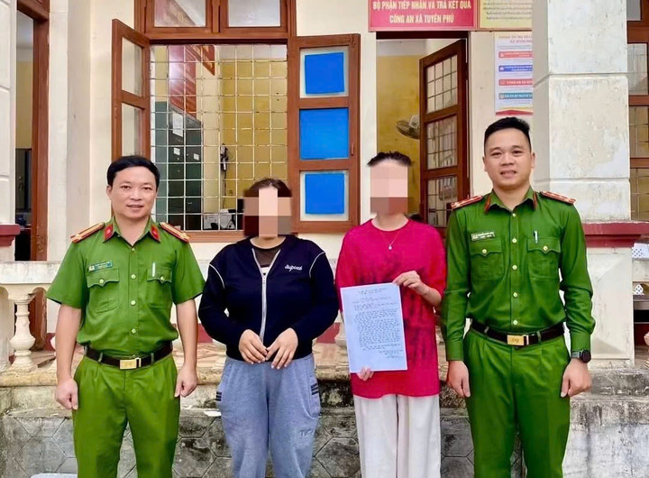 Chị Đ.T.V cùng gia đình đến trụ sở Công an xã Tuyên Phú gửi lá thư bày tỏ lòng biết ơn đến lực lượng Công an tỉnh Quảng Trị. (Ảnh: CA)