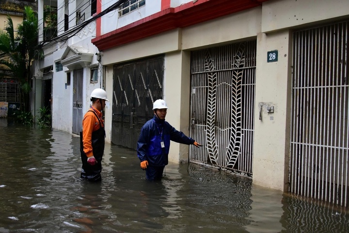 Cán bộ công nhân viên EVNHANOI kiểm tra tình hịnh thực trạng. (Ảnh: EVN HANOI).