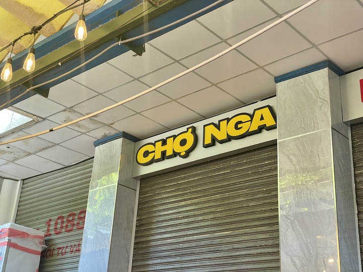 Chợ Nga với một cổng ra ngay Đường Sách Nguyễn Văn Bình vẫn đóng cửa giữa tranh cãi.