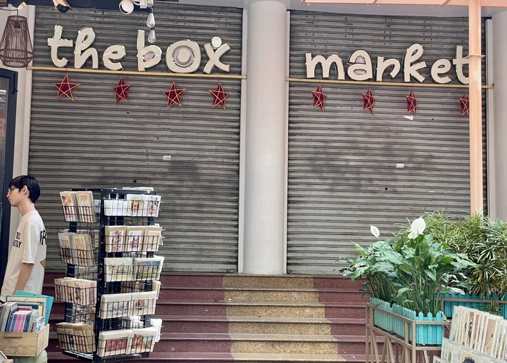 Cạnh đường sách Nguyễn Văn Bình là lối vào chợ Nga và The Box Market.