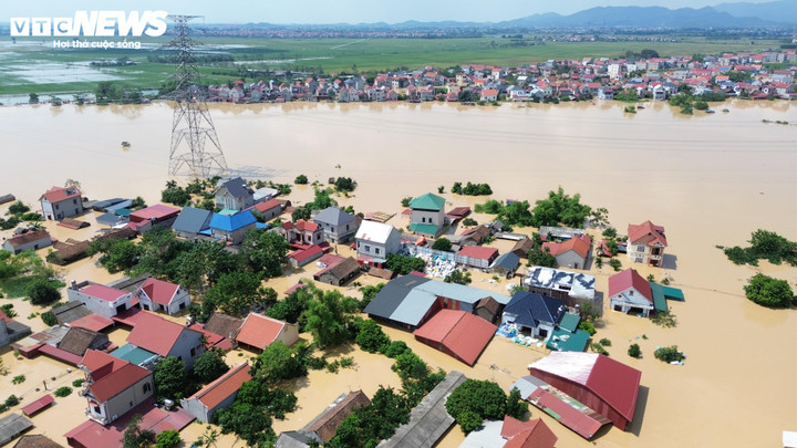 Thôn Xuân Giang, xã Hợp Thịnh (Bắc Ninh) bị nước lũ nhấn chìm.