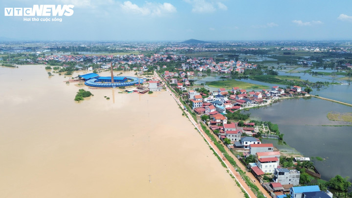 Lũ sông Cầu đạt đỉnh, uy hiếp đê tại xã Hợp Thịnh, tỉnh Bắc Ninh.