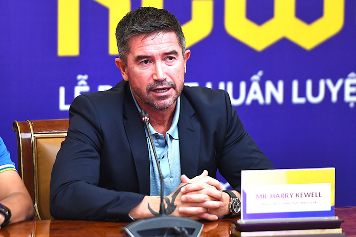 HLV Harry Kewell ra mắt Hà Nội FC.