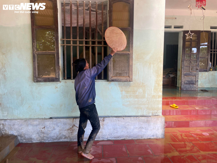 Đêm 7/10, mực nước dâng cao, 3 mẹ con chị Huyền phải bám vào cửa sổ để sống.