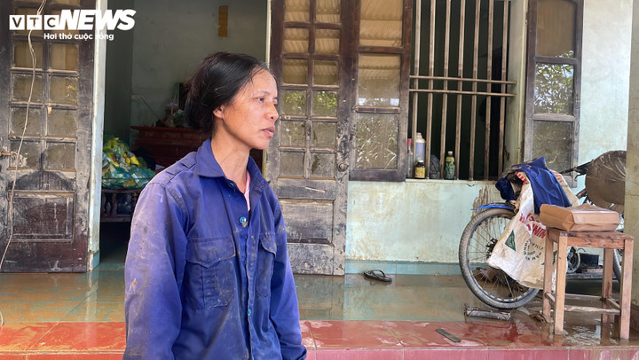 Vẻ mặt thất thần, mệt mỏi của chị Huyền khi tất cả cơ ngơi mất sạch sau lũ.
