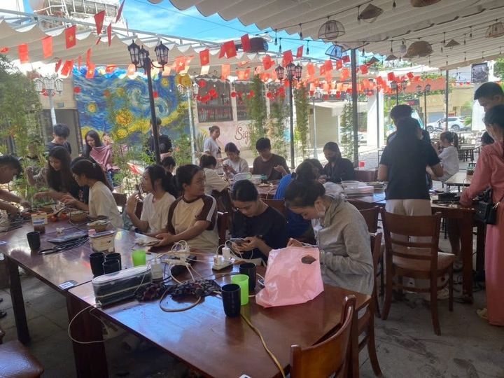 Từ buổi sáng, quán đã đông các bạn sinh viên đến nhờ hỗ trợ (Ảnh: NVCC)