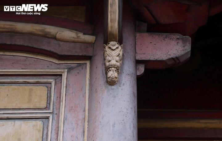 Thời tiết khắc nghiệt, mưa nắng thất thường ở Huế được cho là một trong những nguyên nhân khiến sơn son, thếp vàng trong các cấu kiện gỗ tại di tích lầu Ngũ Phụng nhanh xuống cấp