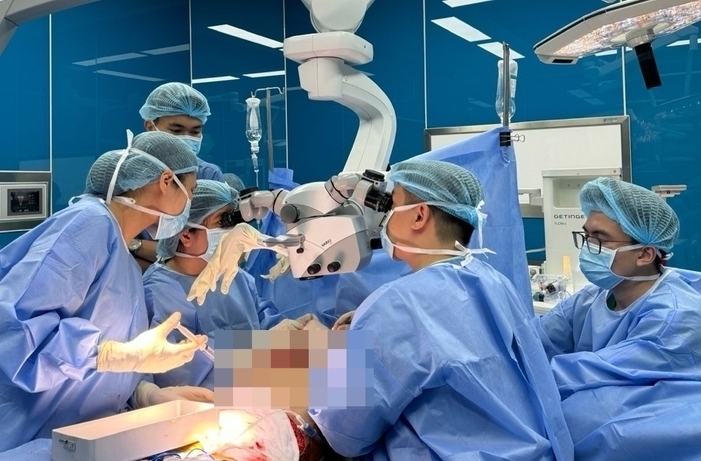 Một ca phẫu thuật của các bác sĩ Bệnh viện Bạch Mai.