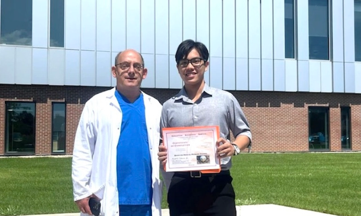 Âu Nhật Huy (bên phải). (Ảnh: trường ĐH Tân Tạo)