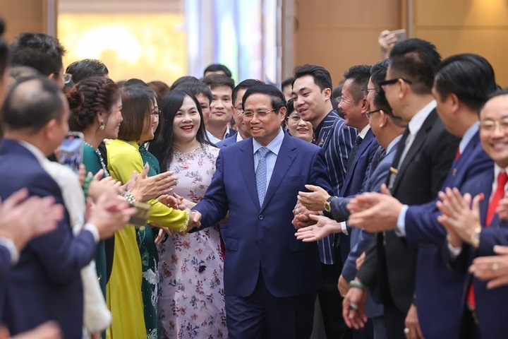 នាយករដ្ឋមន្ត្រី Pham Minh Chinh ជាមួយពាណិជ្ជករក្នុងសន្និសីទនារសៀលថ្ងៃទី ៩ តុលា។ (រូបថត៖ VGP/Nhat Bac)។