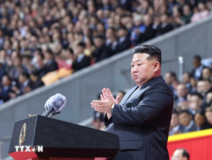Secretarul general al Partidului Muncitorilor din Coreea și președintele Comisiei pentru Afaceri de Stat a Republicii Populare Democrate Coreene, Kim Jong-un, vorbește la Programul de Spectacole Artistice care comemorează cea de-a 80-a aniversare a fondării Partidului Muncitorilor din Coreea.