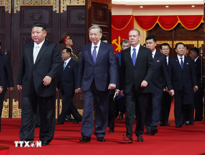 La program au participat Kim Jong-un, secretarul general și președintele Consiliului de Stat al Republicii Populare Democrate Coreene; To Lam, secretarul general; Dmitri Medvedev, președintele Partidului Rusia Unită, vicepreședinte al Consiliului de Securitate al Federației Ruse, și delegați.