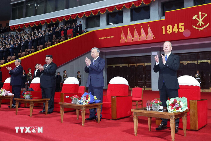 (De la stânga la dreapta): Prim-ministrul chinez Li Qiang; secretarul general și președintele Consiliului de Stat al Coreei de Nord, Kim Jong-un; secretarul general To Lam și președintele Partidului Rusia Unită și vicepreședinte al Consiliului de Securitate al Federației Ruse, Dmitri Medvedev, participă la program.