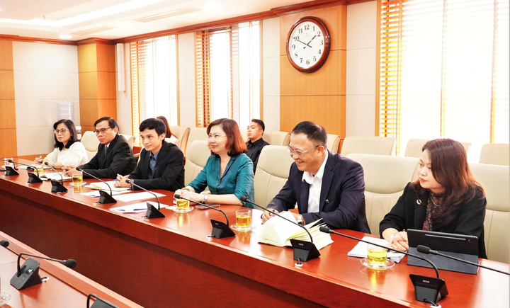 Chủ tịch Ủy ban Chứng khoán Nhà nước Vũ Thị Chân Phương (giữa) cho biết luôn khuyến khích doanh nghiệp Việt có năng lực lên sàn chứng khoán Nasdaq. (Ảnh: SSC).