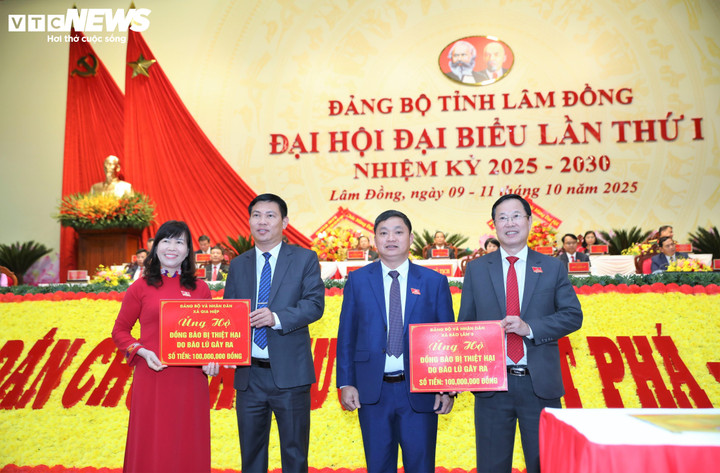 Các Đại biểu tham dự Đại hội Đại biểu Đảng bộ tỉnh Lâm Đồng lần thứ I, nhiệm kỳ 2025–2030, các cơ quan, đơn vị, tổ chức, doanh nghiệp và nhân dân trong tỉnh đã hưởng ứng mạnh mẽ, chung tay ủng hộ đồng bào bị thiệt hại do bão số 10,11.