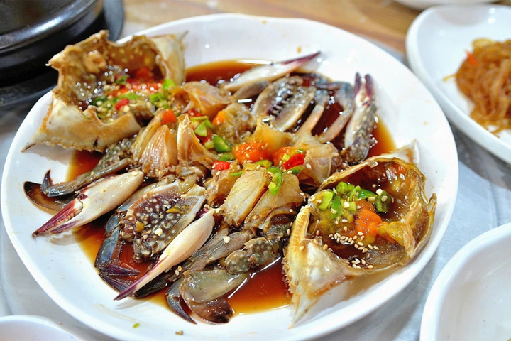 Hải sản ngâm tương được rất nhiều tín đồ ẩm thực ưa chuộng. (Ảnh: Sohu)