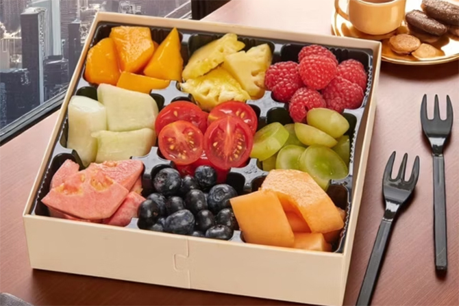 Hãy cẩn trọng với các món trái cây cắt sẵn. (Ảnh: Sohu)