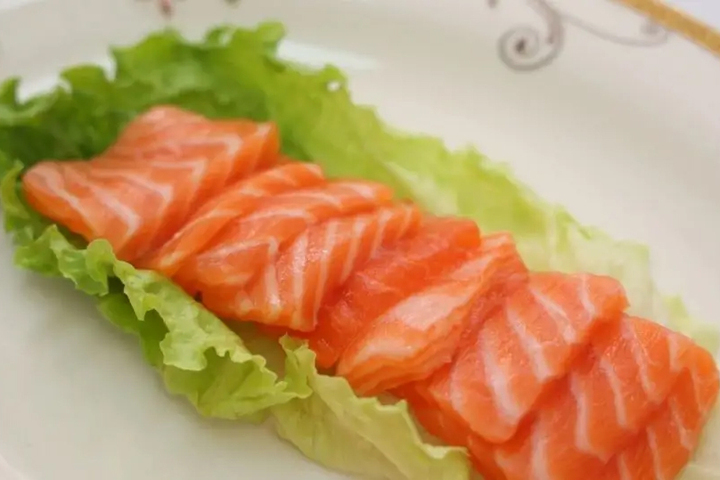 Dù thích ẩm thực Nhật Bản, bạn cần cẩn trọng với sashimi. (Ảnh: Sohu)