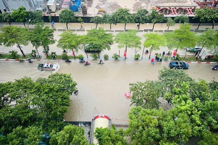 Phố Phạm Văn Bạch, đoạn qua cổng Viện ngập sâu – ảnh chụp sáng 7/10 (Ảnh: Vương Tuấn).