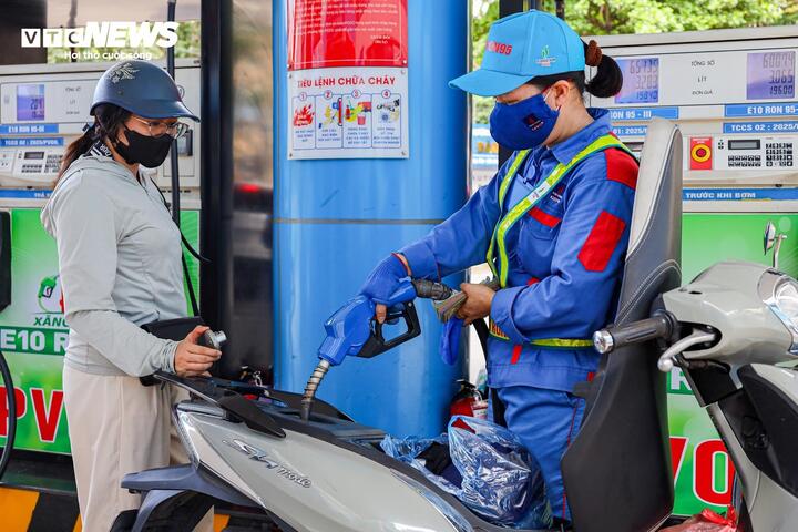 GIá xăng chiều nay đồng loạt giảm. (Ảnh: Minh Đức).