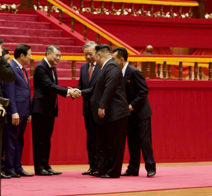 Tổng Bí thư Đảng Lao động Triều Tiên, Chủ tịch Quốc vụ nước CHDCND Triều Tiên Kim Jong-un bắt tay các thành viên Đoàn đại biểu cấp cao nước ta sang thăm cấp Nhà nước tới Triều Tiên.