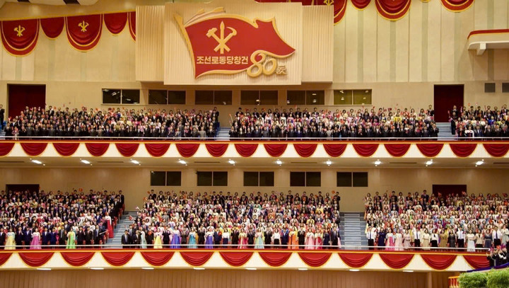 Trên khán đài, hàng nghìn quần chúng nhân dân, hân hoan giơ cao vẫy cờ hai nước và hô vang chào đón Tổng Bí thư Tô Lâm và Đoàn đại biểu cấp cao Việt Nam.