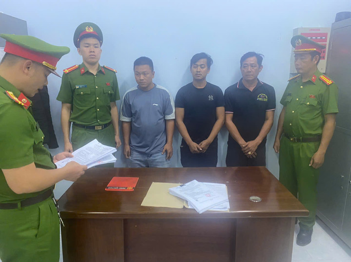 Hai tài xế và 1 phụ xe tại cơ quan công an. Ảnh: K.P