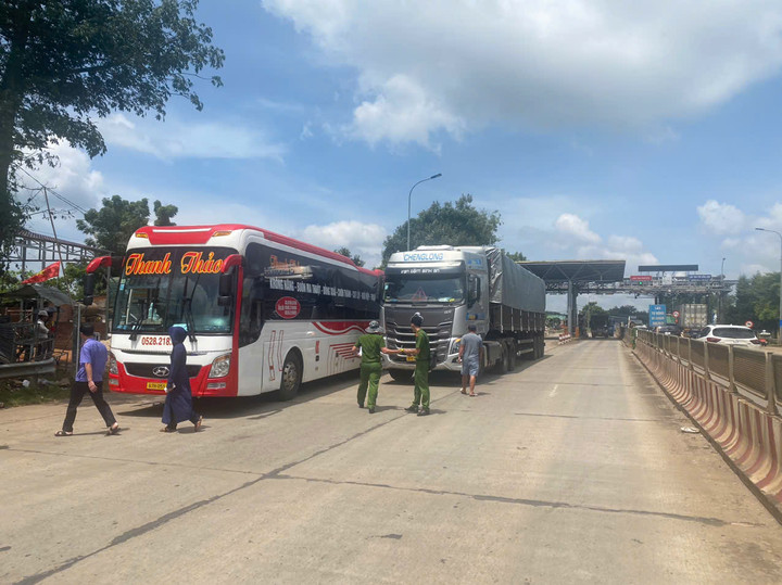 Lực lượng chức năng có mặt tại hiện trường để xử lý mâu thuẫn, giải quyết ùn tắc giao thông tại trạm thu phí. Ảnh: K.P