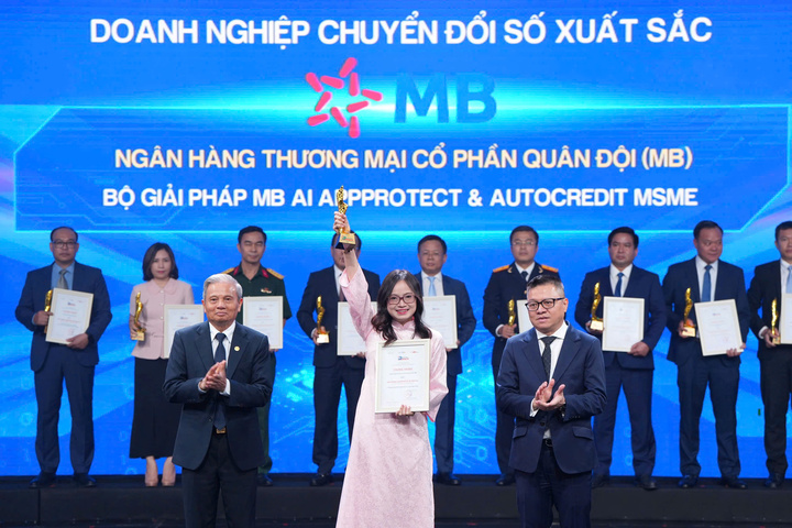 Đại diện MB, bà Phạm Thị Kim Phượng – Giám đốc dự án Nhà máy số Doanh nghiệp - lên nhận giải thưởng.