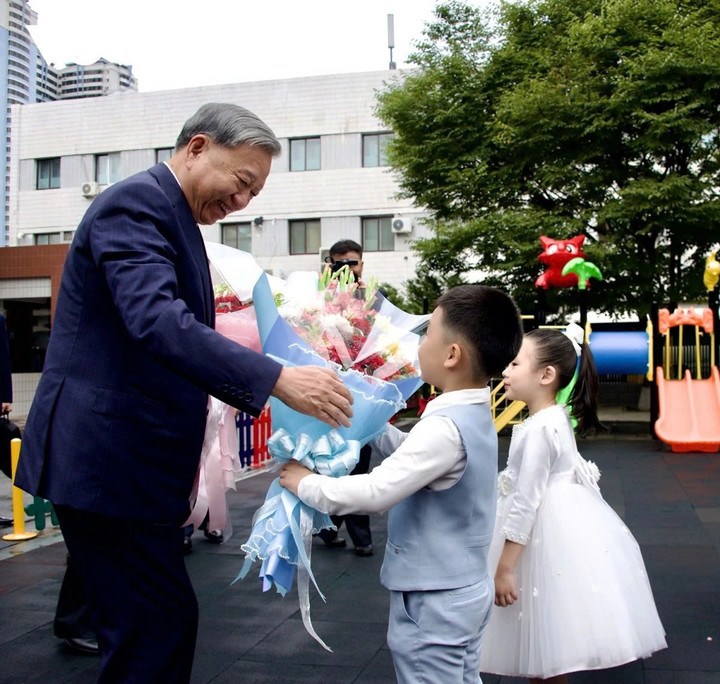 Học sinh Trường mẫu giáo Kiêng Sang tặng hoa Tổng Bí thư Tô Lâm.