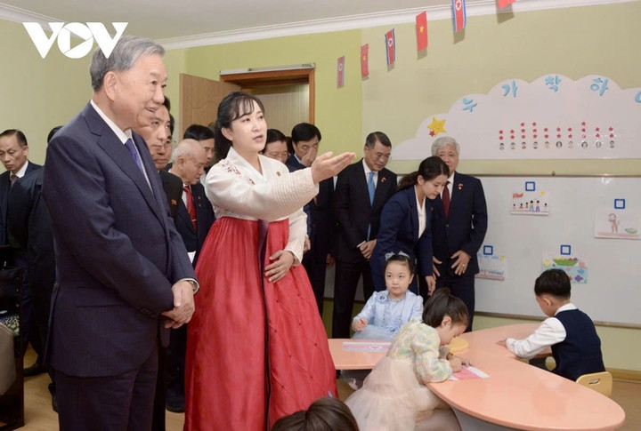 Năm 2013, trường mẫu giáo Kiêng Sang thành lập lớp học mang tên Chủ tịch Hồ Chí Minh. Học sinh của lớp này được học văn hóa, truyền thống của Việt Nam.