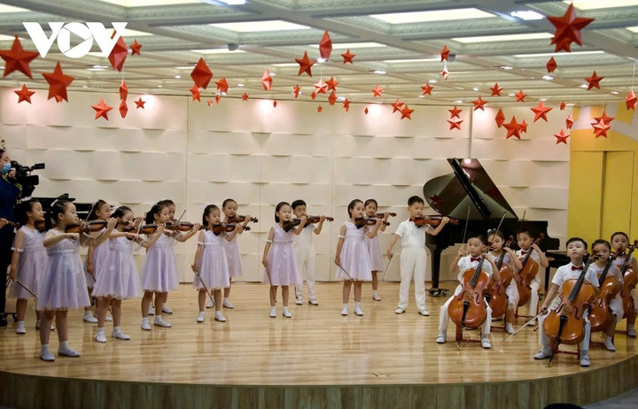 Với những thành quả mà trường đạt được, Tổng Bí thư, Chủ tịch Quốc vụ Kim Jong Un đã chỉ thị giới thiệu và phổ biến những thành tựu của trường đến các trường mẫu giáo trên đất nước Triều Tiên.