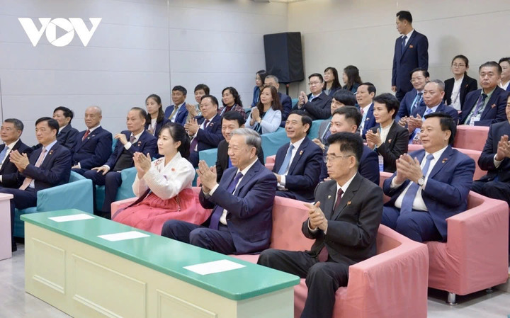 Tổng Bí thư Tô Lâm cùng đoàn công tác dành tràng pháo tay cổ vũ tiết mục văn nghệ của các em học sinh.