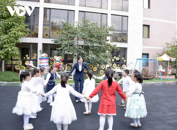 Trường mẫu giáo Kiêng Sang tại Bình Nhưỡng và Trường mẫu giáo Hữu nghị Việt Triều tại Hà Nội cũng thiết lập quan hệ hữu nghị, trở thành biểu tượng cho tình hữu nghị Việt Nam - Triều Tiên.