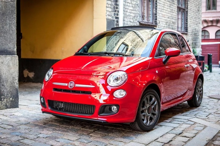 Bernadette đang lau chùi chiếc Fiat 500 của mình khi tai nạn xảy ra. (Ảnh: Getty Images)