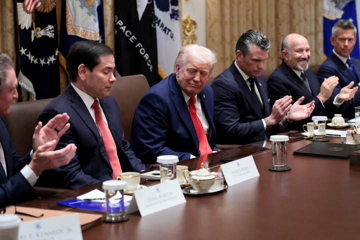 Ông Trump và nội các khi có thông tin hai bên Hamas-Israel chấp thuận thỏa thuận ngừng bắn. (Ảnh: Reuters)