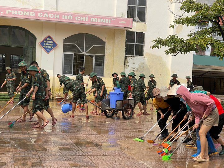 Trường Tiểu học Tây Mỗ phối hợp cùng phụ huynh, học sinh khắc phục thiệt hại sau bão (Ảnh: NTCC)