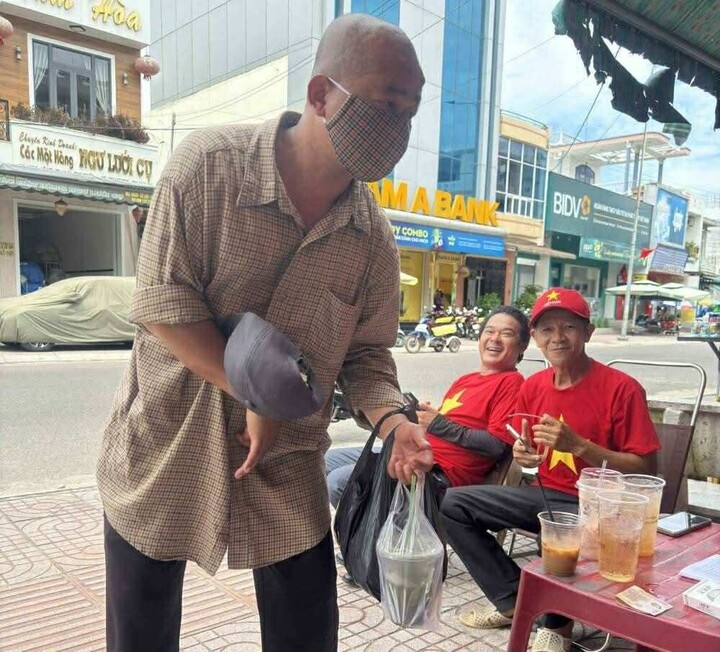 Người khuyết tật ăn xin ở Lâm Đồng dành 50.000 đồng quyên góp cho bà con. (Ảnh: Inside the Box)