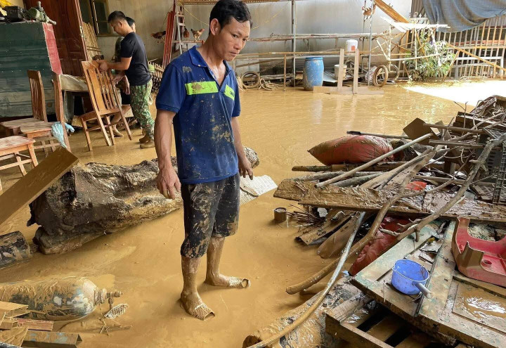 Ngày 10/10, nước bắt đầu rút, người dân dọn dẹp, vệ sinh nhà cửa sau cơn lũ.