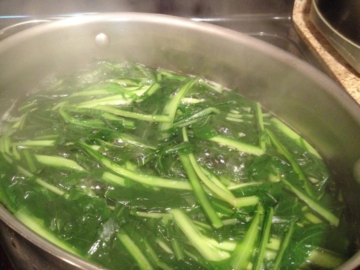 Một trong những bí kíp để không bị mất nhiều vitaminkhi luộc rau là chỉ cho rau vào khi nước đã sôi. (Ảnh: Allrecipes)