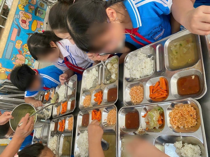 Còn đây là ảnh suất cơm bán trú có đầy đủ món ăn ngày 8/10 do nhà trường cung cấp.
