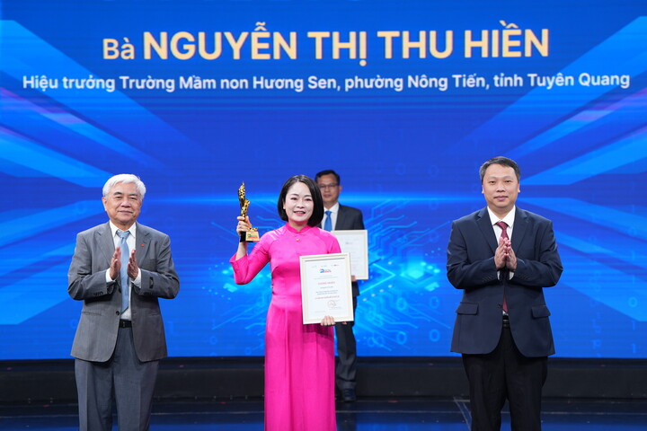 Cô Nguyễn Thị Thu Hiền được vinh danh tại Giải thưởng Chuyển đổi số Việt Nam 2025. (Ảnh: BTC)